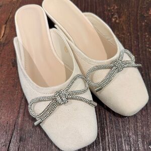 Elegant Cream Mule Slip-On Shoes with Rhinestone Bow NWOT SZ9